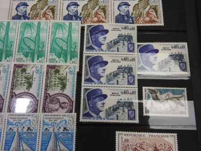 FRANCE - ETRANGER : Deux albums de timbres...