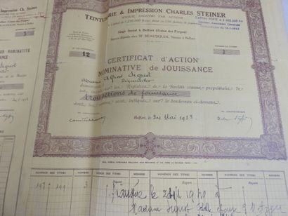 DEUX cartons : 1 ensemble de vieux papiers...