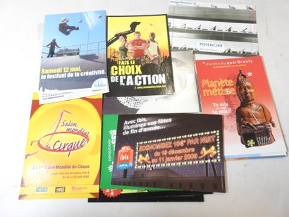 UN CARTON de Cartes postales publicitaires...