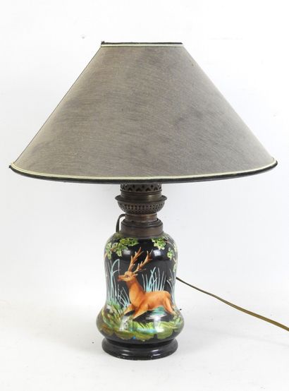 LAMPE en porcelaine à décor tournant polychrome...