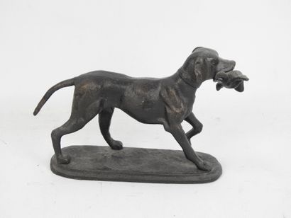 CHIEN DE CHASSE rapportant un faisan. Sujet...