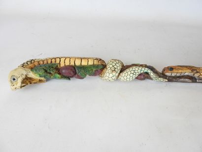Canne motif serpent en bois sculpté et coloré....