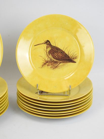 LIMOGES : Partie de service de table en porcelaine...