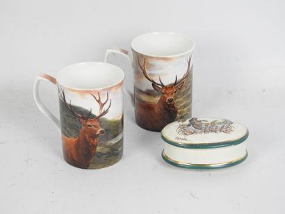 DEUX MUGS en porcelaine à décor de cerf....