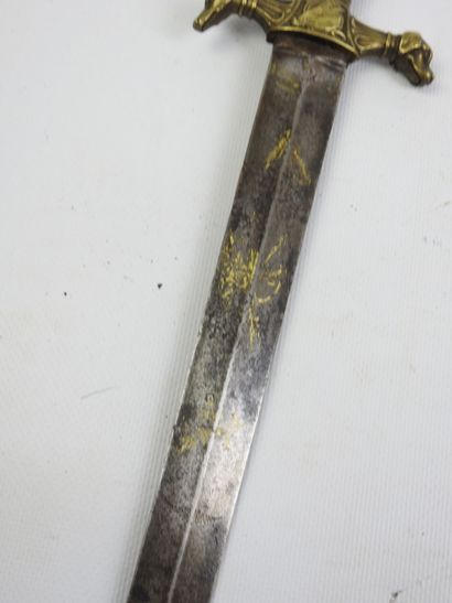 Dague de vénerie, fusée en bois cannelée...