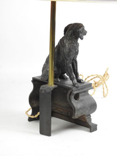 Paire de lampes à décor de chien assis formée...