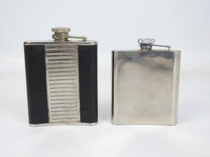 Deux Flasques à alcool en métal argenté,...