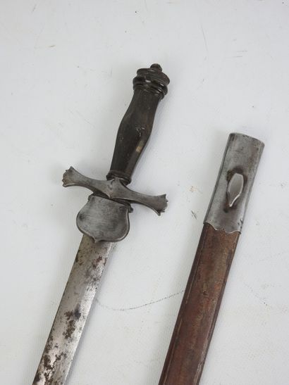 Dague de vénerie, fusée en corne, garde droite...