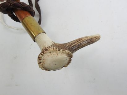 Fouet de chasse. Avec andouiller et meule...