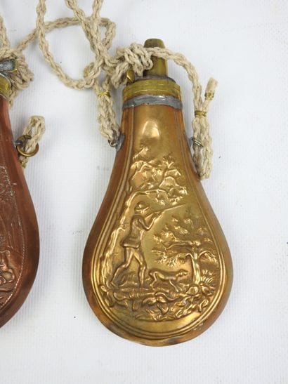 Lot de deux poires à poudre en cuivre repoussé...