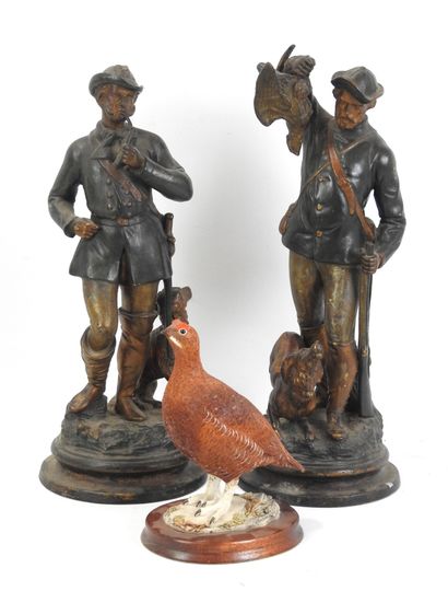 DEUX CHASSEURS en terre cuite à patine polychrome....