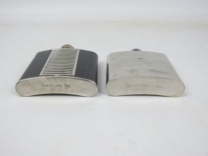 Deux Flasques à alcool en métal argenté,...