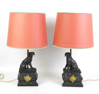 Paire de lampes à décor de chien assis formée...