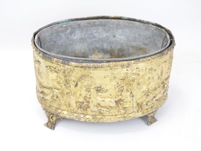 Jardinière en laiton repoussé de forme ovoïde...