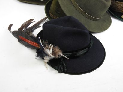 LOT de huit chapeaux de chasse en feutre....
