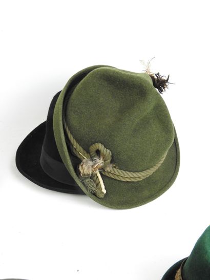 LOT de huit chapeaux de chasse en feutre....