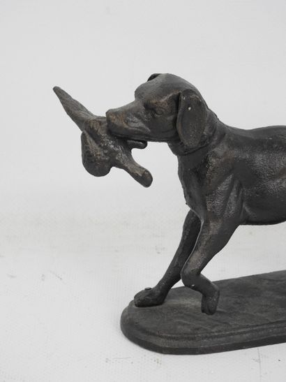 CHIEN DE CHASSE rapportant un faisan. Sujet...