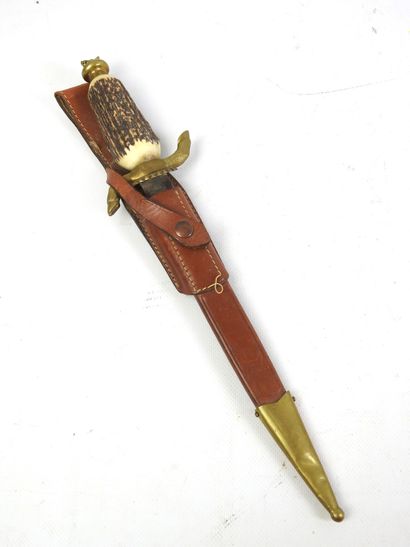 Couteau de chasse, fusée en bois de cerf,...