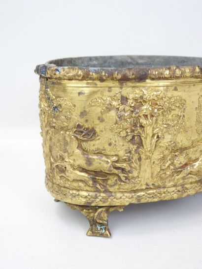 Jardinière en laiton repoussé de forme ovoïde...