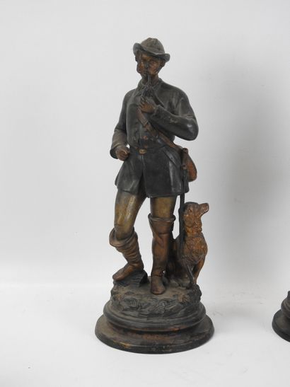 DEUX CHASSEURS en terre cuite à patine polychrome....