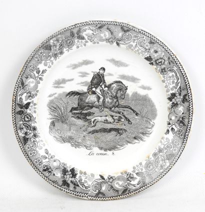 LONGWY : Assiette en faïence à décor d'un...