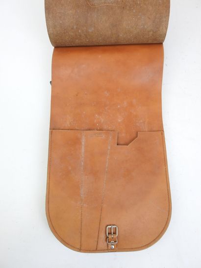 Saillard-Paris. Trousse à découper en cuir,...
