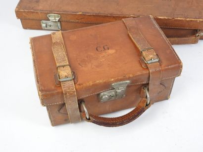 Boite à cartouches en cuir et boite à fusil...