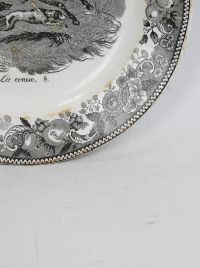 LONGWY : Assiette en faïence à décor d'un...