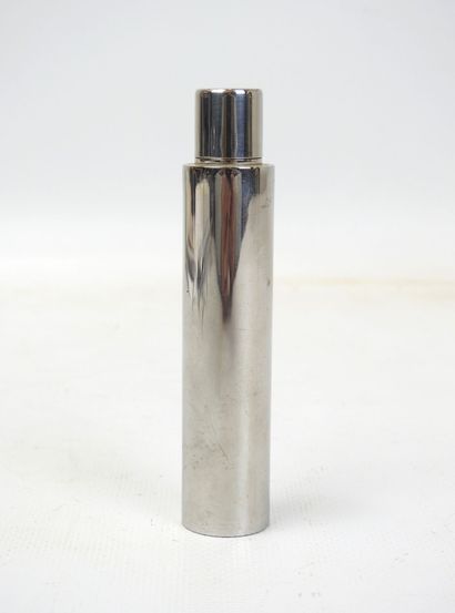 Flasque en métal argenté avec boussole. L.12...