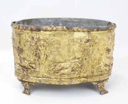 Jardinière en laiton repoussé de forme ovoïde...