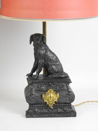 Paire de lampes à décor de chien assis formée...