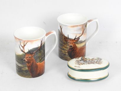 DEUX MUGS en porcelaine à décor de cerf....