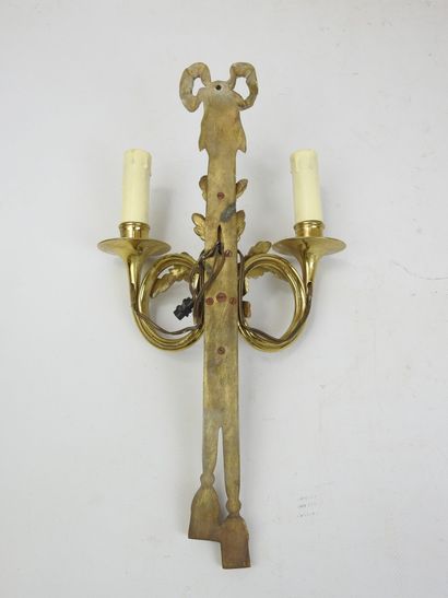 Applique en laiton à décor de trompe de chasse...