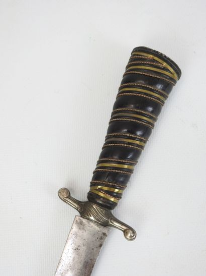 Couteau de vénerie, fusée en corne torsadée,...