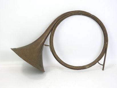 PERINET : Trompe de chasse à trois tours...