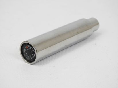 Flasque en métal argenté avec boussole. L.12...