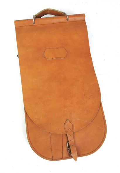 Saillard-Paris. Trousse à découper en cuir,...