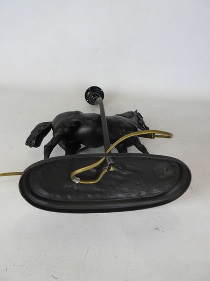 LAMPE cheval en régule patine bronze. Haut....
