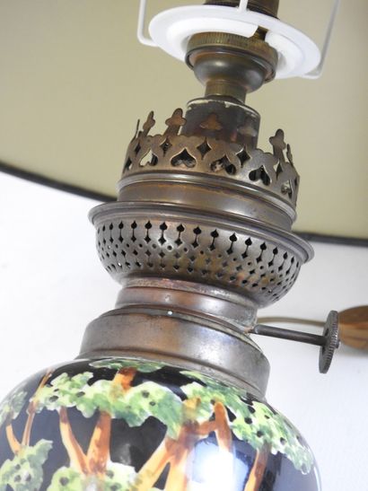 LAMPE en porcelaine à décor tournant polychrome...