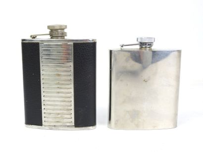 Deux Flasques à alcool en métal argenté,...