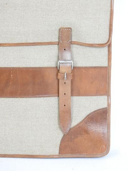 SAC DE BATTUE en toile et cuir. 41 x 70 cm....