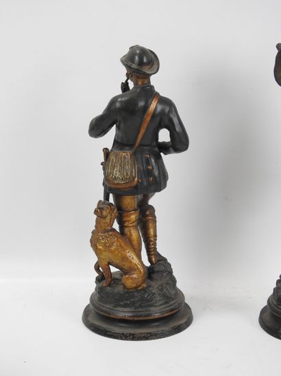 DEUX CHASSEURS en terre cuite à patine polychrome....