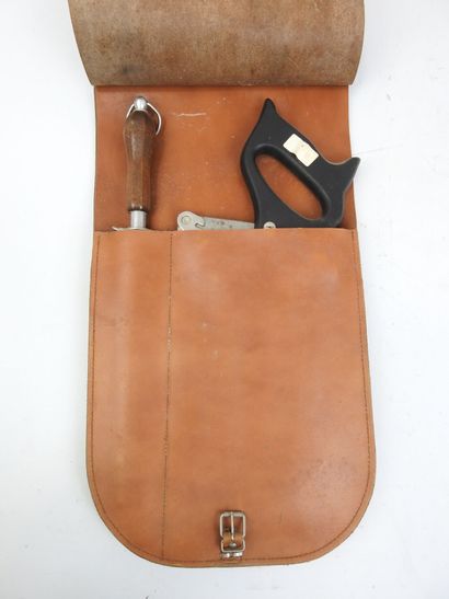 Saillard-Paris. Trousse à découper en cuir,...