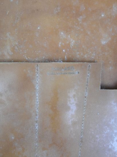 Saillard-Paris. Trousse à découper en cuir,...
