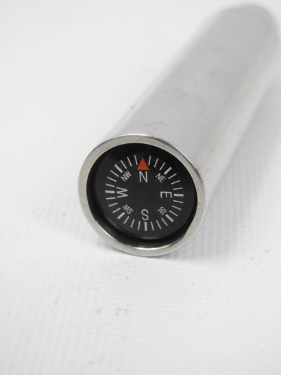 Flasque en métal argenté avec boussole. L.12...
