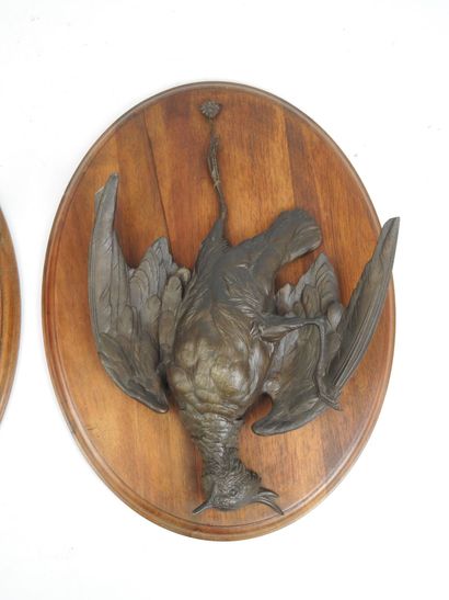 DEUX TROPHEES de gibier en régule patiné...