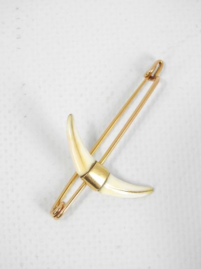 EPINGLE DE CRAVATTE de chasse en or et crocs...