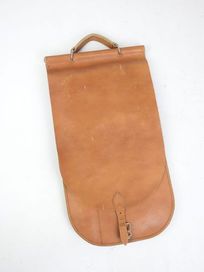 Saillard-Paris. Trousse à découper en cuir,...