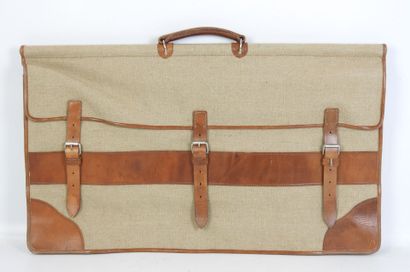 SAC DE BATTUE en toile et cuir. 41 x 70 cm....