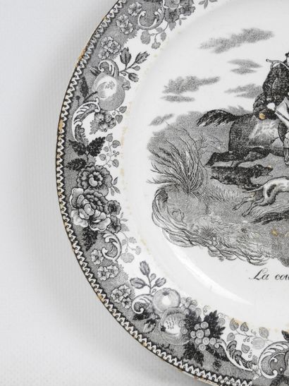 LONGWY : Assiette en faïence à décor d'un...